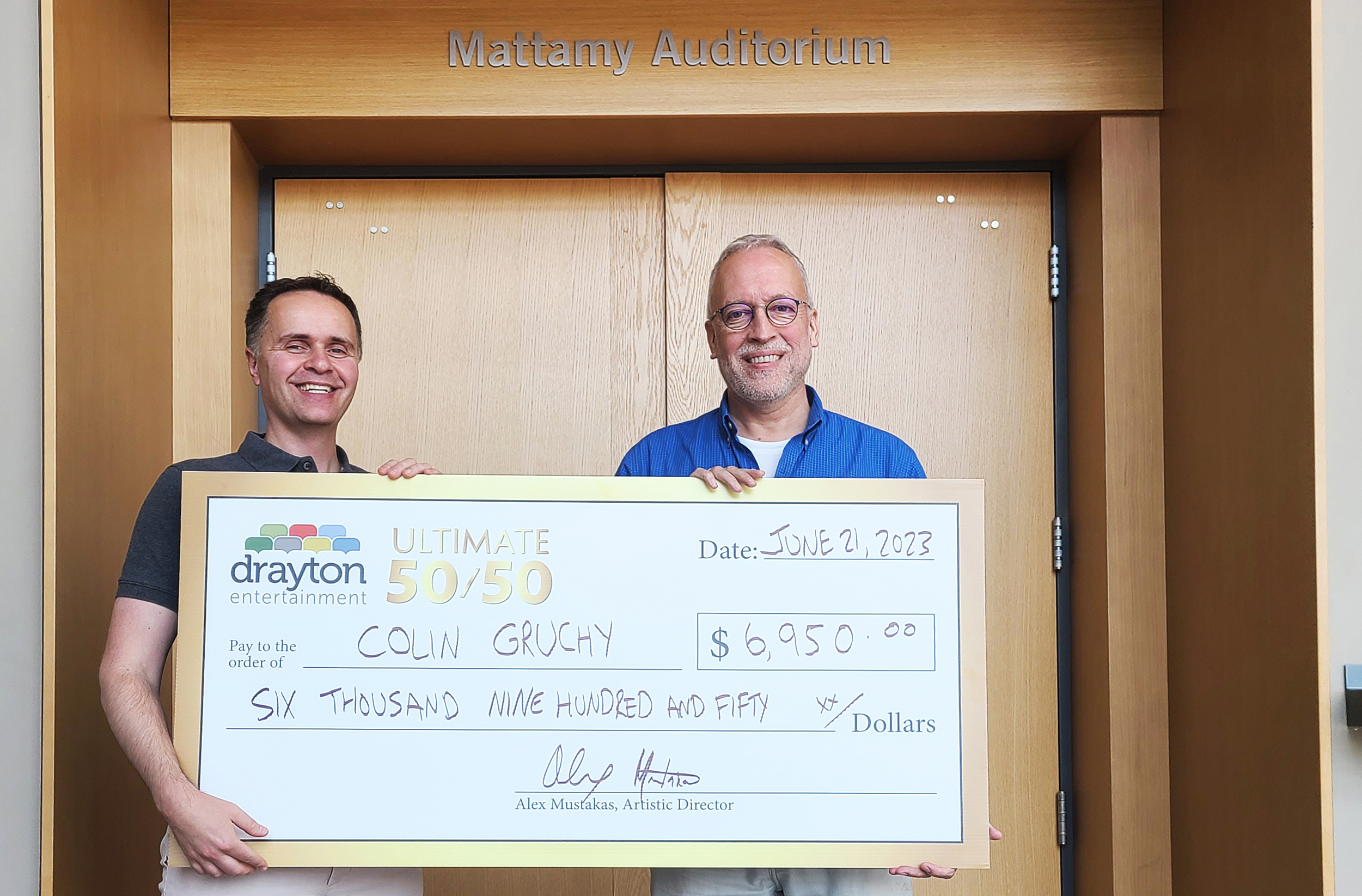 Drayton Entertainment’s Executive Director Steven Karcher presented Toronto’s Colin Gruchy with his 50/50 prize at Hamilton Family Theatre Cambridge